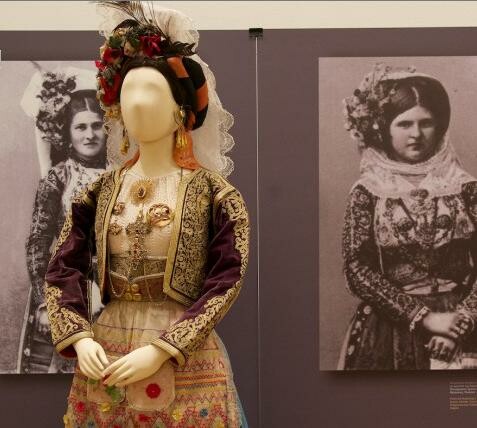 Ελληνική παράδοση και γυναικείες φορεσιές στο Λονδίνο
