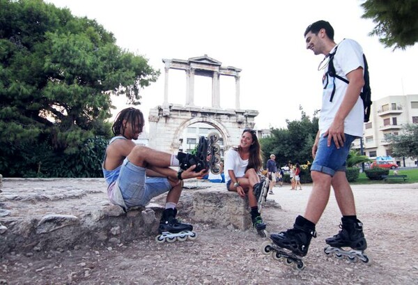 Γυρίζοντας την Αθήνα με rollerskates