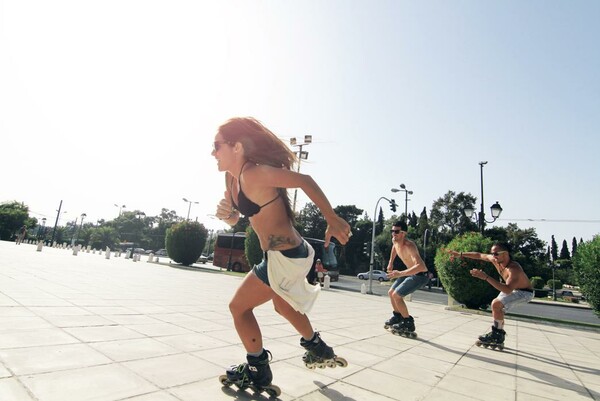 Γυρίζοντας την Αθήνα με rollerskates