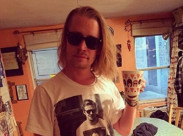 O Macaulay Culkin φορώντας t-shirt με τον Ryan Gosling να φοράει t-shirt του Macaulay Culkin