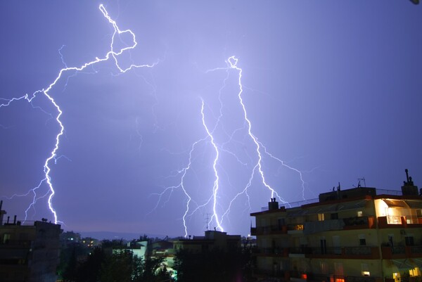 Από το ίδιο σημείο: 16 εκπληκτικές φωτογραφίες των αποψινών κεραυνών