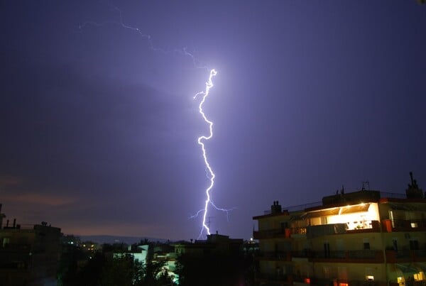 Από το ίδιο σημείο: 16 εκπληκτικές φωτογραφίες των αποψινών κεραυνών