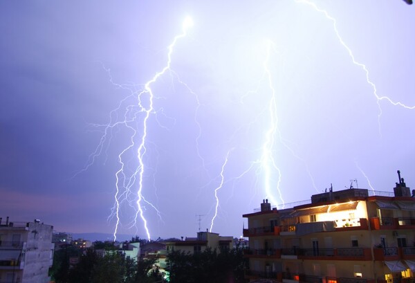 Από το ίδιο σημείο: 16 εκπληκτικές φωτογραφίες των αποψινών κεραυνών