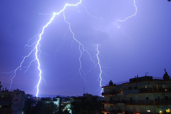 Από το ίδιο σημείο: 16 εκπληκτικές φωτογραφίες των αποψινών κεραυνών