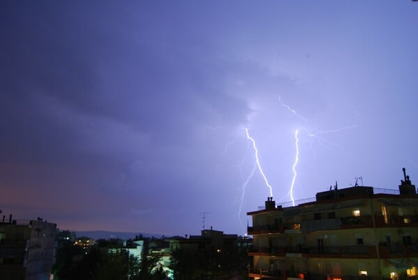 Από το ίδιο σημείο: 16 εκπληκτικές φωτογραφίες των αποψινών κεραυνών