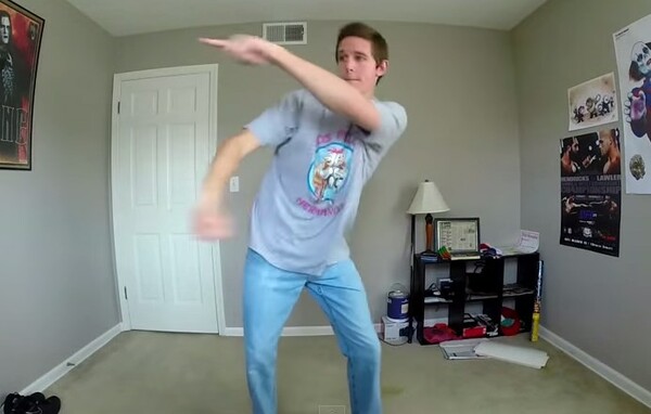 Αυτός ο τύπος έκανε την ίδια χορογραφία στο δωμάτιό του για 100 ημέρες