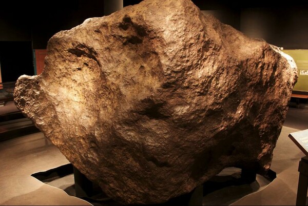 Παρέα με το μεγαλύτερο κομμάτι μετεωρίτη που έχει εκτεθεί ποτέ δημοσίως