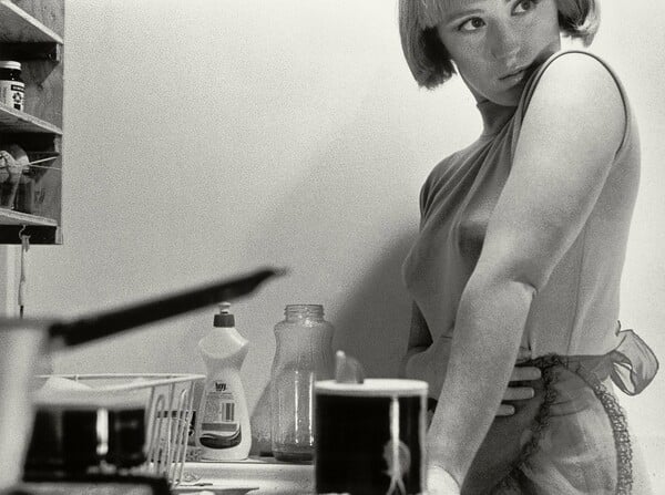 Η Cindy Sherman φωτογραφίζει τον εαυτό της.