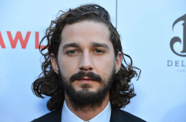 O ηθοποιός Shia LaBeouf στην πιο αλλόκοτη συνέντευξη που έχει γίνει ποτέ