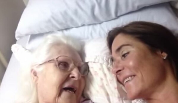 Η συγκινητική στιγμή που μια μητέρα με Αλτσχάιμερ αναγνωρίζει την κόρη της