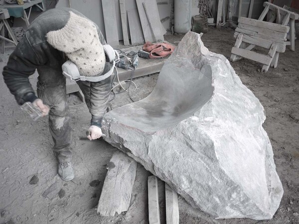 H Peugeot σχεδίασε καναπέ από ηφαιστειακό βράχο