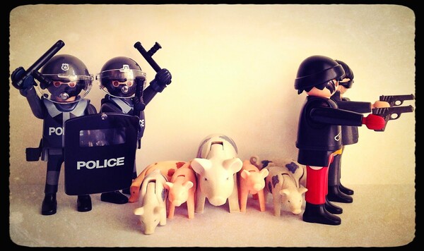 Plasticobilism: Σάτιρα και κοινωνική κριτική με Playmobil