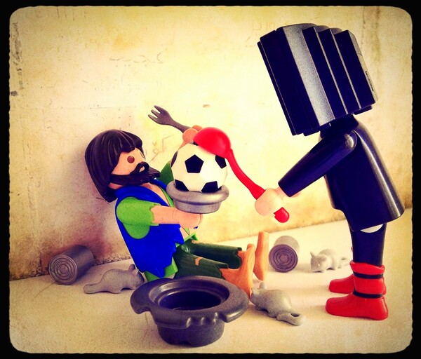 Plasticobilism: Σάτιρα και κοινωνική κριτική με Playmobil