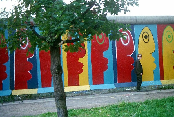 Τα γκράφιτι του Thierry Noir στο τείχος του Βερολίνου 