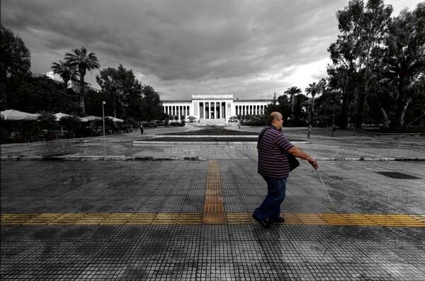 Πόσο αφιλόξενη είναι η Αθήνα για τα άτομα με κινητικά προβλήματα;