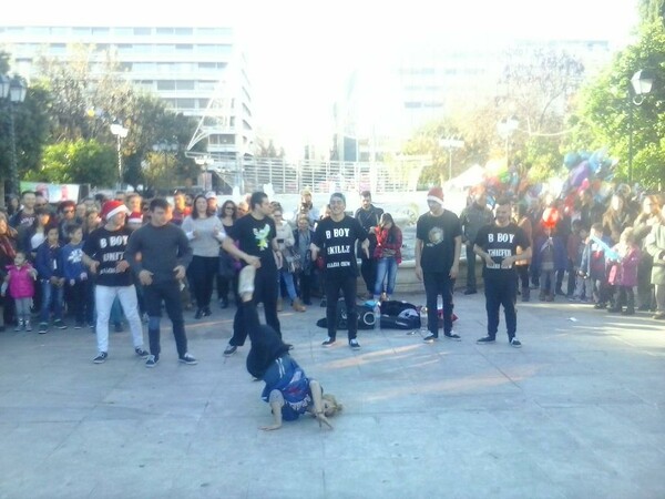Έξι B-boys και ένα Β-girl στο ηλιόλουστο Σύνταγμα