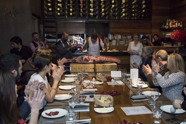 Ο Dario Cecchini έκοβε το κρέας απαγγέλοντας Δάντη και Καβάφη!