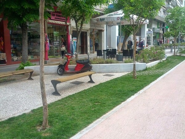 Μια ολόκληρη μέρα (στην κεντρική πλατεία Καλαμαριάς.)