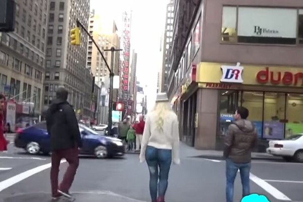 Αυτή η γυναίκα κυκλοφορούσε γυμνή στην Νέα Υόρκη και δεν την κατάλαβε σχεδόν κανείς