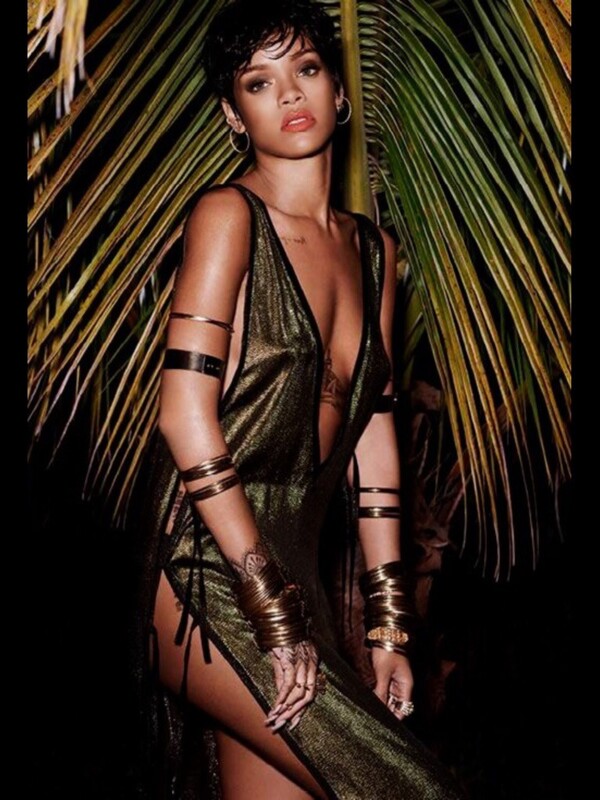 Η Ριάνα τόπλες στη Vogue