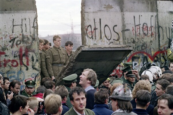 36 ιστορικές φωτογραφίες απ' το "Τείχος της Ντροπής"
