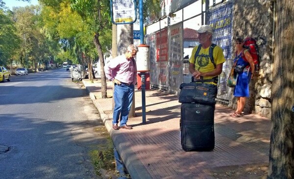 Οι Atenistas έβαλαν παγκάκια στις άδειες στάσεις στην Αθήνα