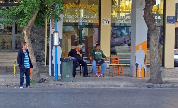 Οι Atenistas έβαλαν παγκάκια στις άδειες στάσεις στην Αθήνα