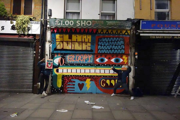 Τα σκουπίδια της Αθήνας εμπνέουν δυο Άγγλους street artists