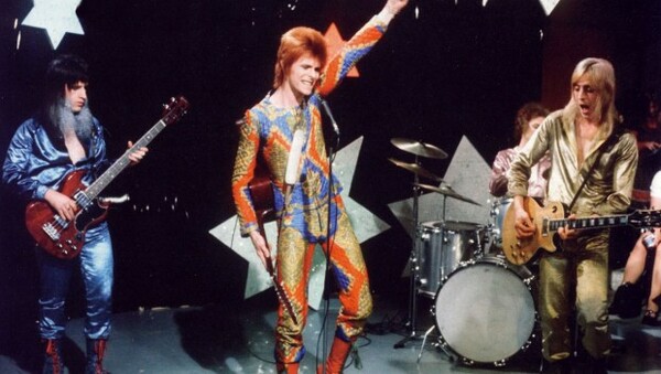 Η συναρπαστική ιστορία του Ziggy Stardust, του ανδρόγυνου ροκ σταρ από το διάστημα