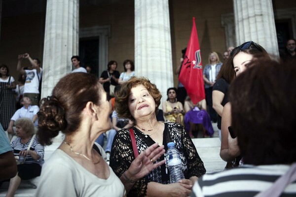 20 φωτογραφίες απ' την Διαδήλωση Συμπαράστασης στην Κυβέρνηση