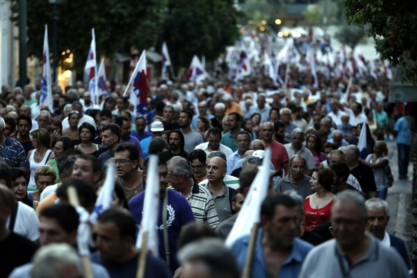 10 αποψινές φωτογραφίες απ' τη συγκέντρωση στο Σύνταγμα 