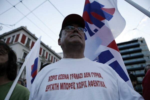 10 αποψινές φωτογραφίες απ' τη συγκέντρωση στο Σύνταγμα 
