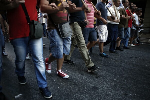 10 αποψινές φωτογραφίες απ' τη συγκέντρωση στο Σύνταγμα 