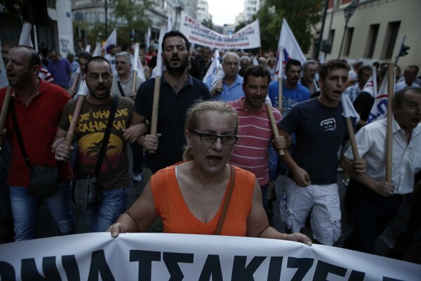 10 αποψινές φωτογραφίες απ' τη συγκέντρωση στο Σύνταγμα 