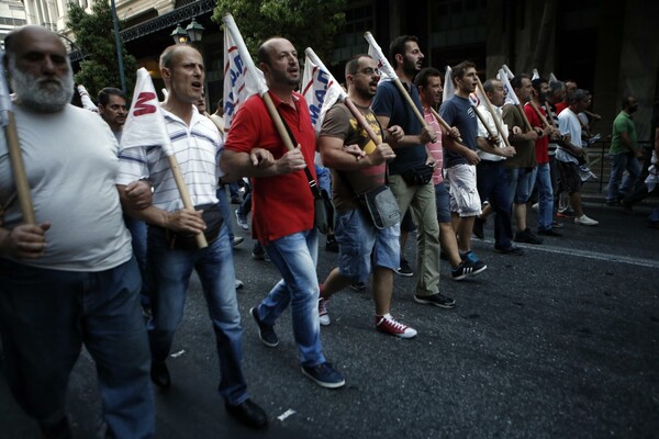 10 αποψινές φωτογραφίες απ' τη συγκέντρωση στο Σύνταγμα 