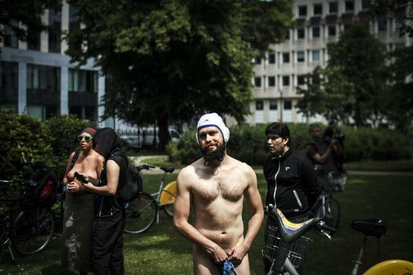 Φωτογραφίες απ' την σημερινή γυμνή ποδηλατοδρομία στις Βρυξέλλες (NSFW)