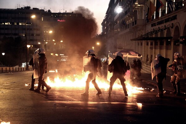 Φωτιά και μολότοφ: 16 θεαματικές φωτογραφίες από τα χθεσινά επεισόδια