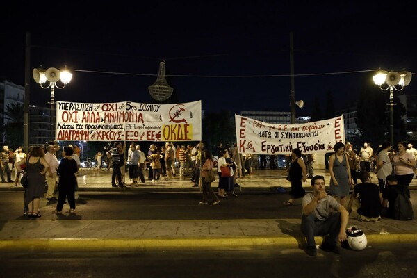 10 αποψινές φωτογραφίες απ' τη συγκέντρωση στο Σύνταγμα 