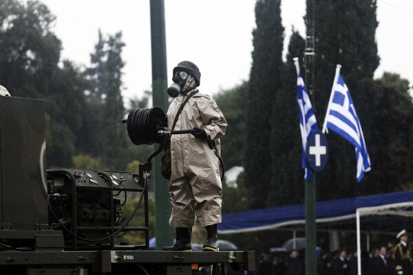 Η νέου τύπου (βροχερή) παρέλαση στο Σύνταγμα