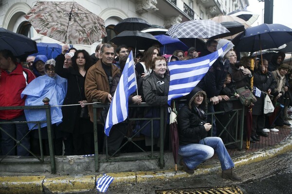 Η νέου τύπου (βροχερή) παρέλαση στο Σύνταγμα