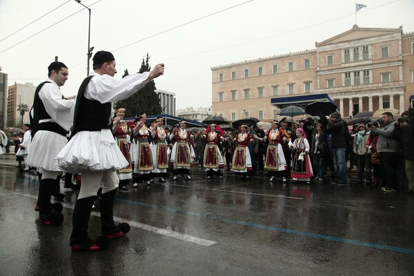 Η νέου τύπου (βροχερή) παρέλαση στο Σύνταγμα