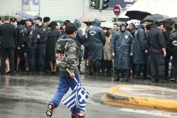 Η νέου τύπου (βροχερή) παρέλαση στο Σύνταγμα