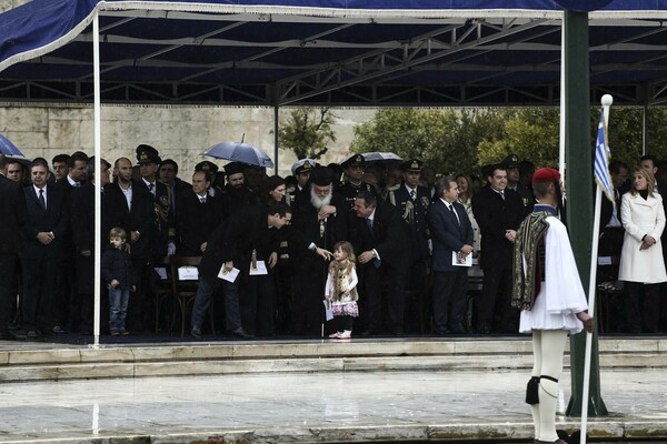 Η νέου τύπου (βροχερή) παρέλαση στο Σύνταγμα