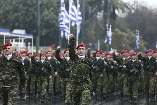 Η νέου τύπου (βροχερή) παρέλαση στο Σύνταγμα