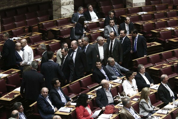 ΤΩΡΑ ΣΤΗ ΒΟΥΛΗ: Όλοι μοιάζουν έξαλλοι