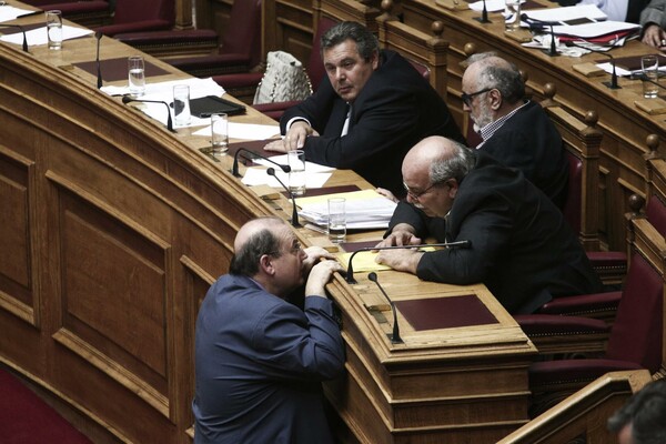 ΤΩΡΑ ΣΤΗ ΒΟΥΛΗ: Όλοι μοιάζουν έξαλλοι