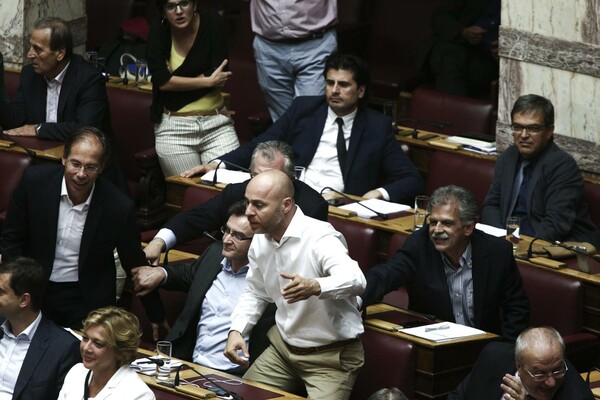 ΤΩΡΑ ΣΤΗ ΒΟΥΛΗ: Όλοι μοιάζουν έξαλλοι
