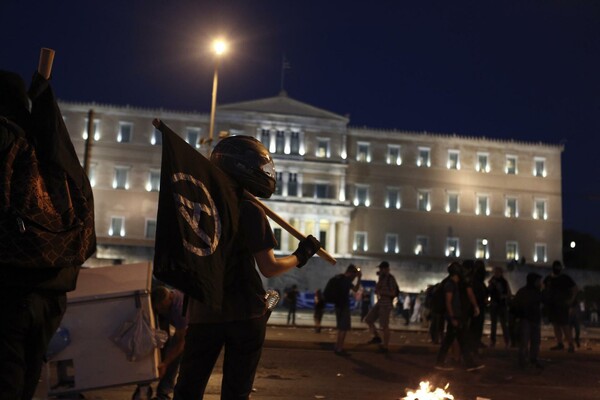Φωτιά και μολότοφ: 16 θεαματικές φωτογραφίες από τα χθεσινά επεισόδια