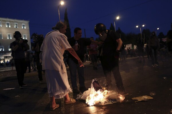 Φωτιά και μολότοφ: 16 θεαματικές φωτογραφίες από τα χθεσινά επεισόδια