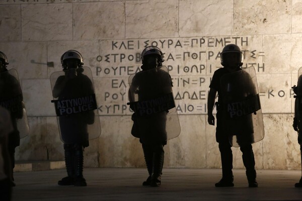 Φωτιά και μολότοφ: 16 θεαματικές φωτογραφίες από τα χθεσινά επεισόδια